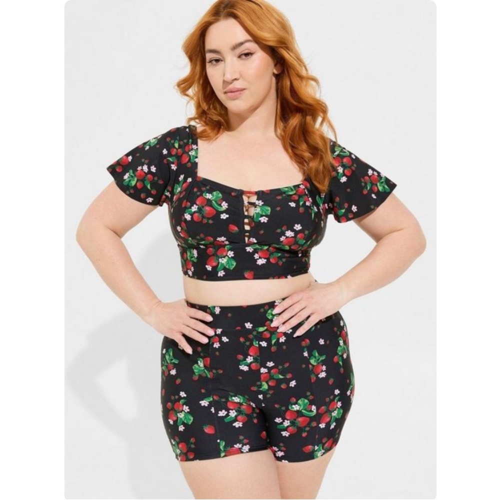 TORRID NWT Retro Wireless Flutter Sleeve Bikini & High Rise Strawberries Set
